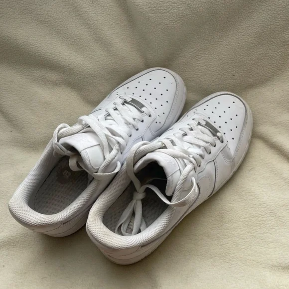 (՞- -՞)ᐝ ！Nike Air Force 1 ホワイト！ Amazon.com | Nike Air Force 1 Womens ESS TRND Summit White